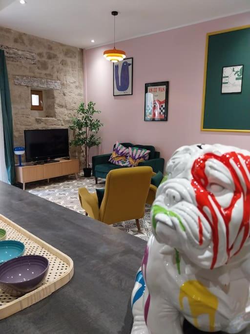 - un salon avec une table et une statue de chat dans l'établissement Maison centre historique Figeac, à Figeac