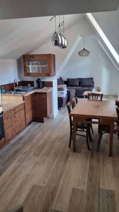 Il comprend une cuisine et une salle à manger avec une table. dans l'établissement 2 pièces terrasse, à Wasselonne