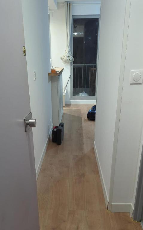 une porte ouverte menant à un couloir dans l'établissement T1 bis de 30 m2 avec terrasse, à Toulouse