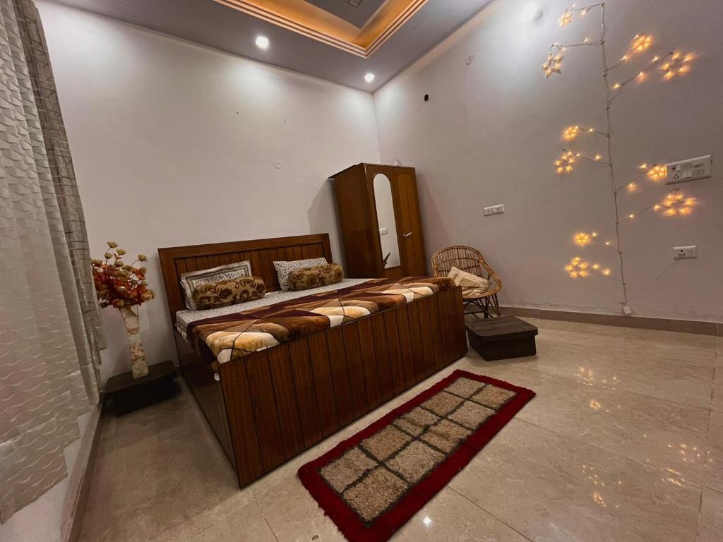 a bedroom with a bed in a room at Modern Nest Retreat in Dehradun