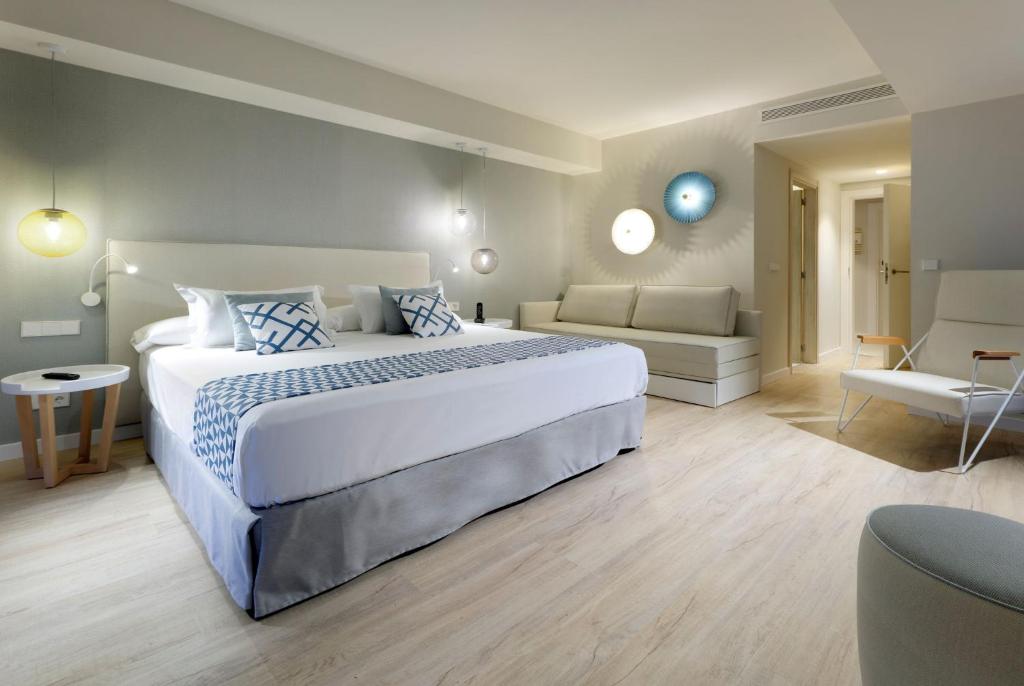 Een bed of bedden in een kamer bij Palladium Hotel Menorca