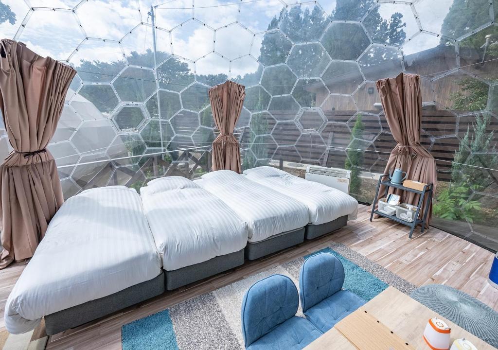 Postel nebo postele na pokoji v ubytování Glamping Resort & Terrace Hamiru's forest