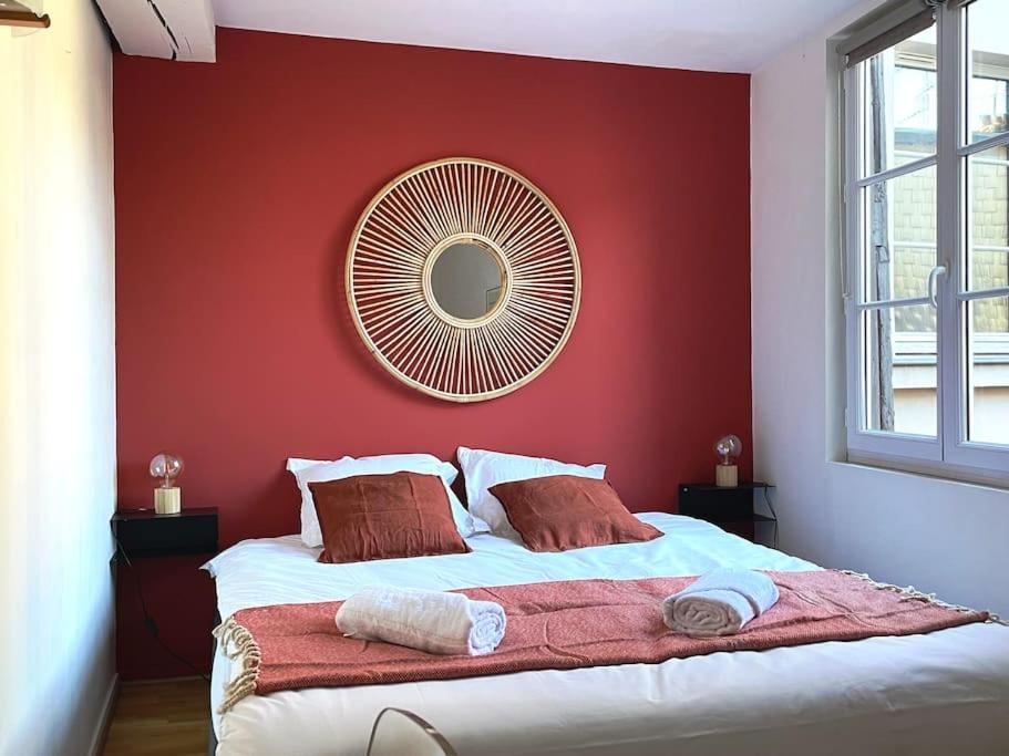 Postel nebo postele na pokoji v ubytování Rouen Centre Historique - Au cœur de la Cathédrale