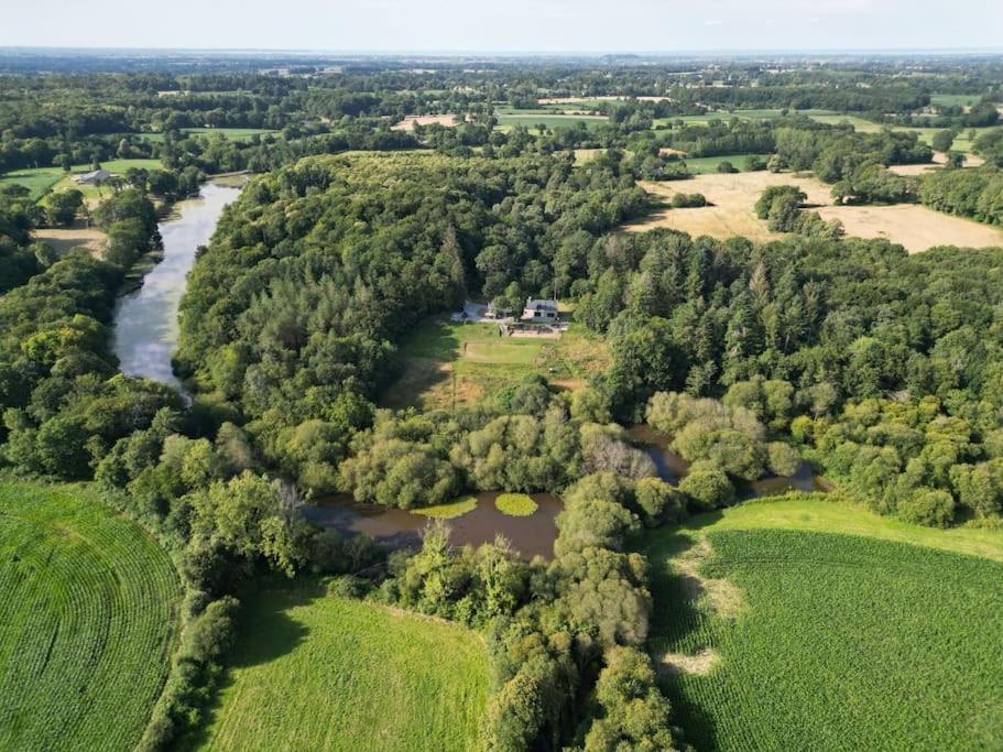 une vue aérienne sur une rivière et des arbres dans l'établissement Charmante maison au cœur de la forêt, à Baguer-Morvan