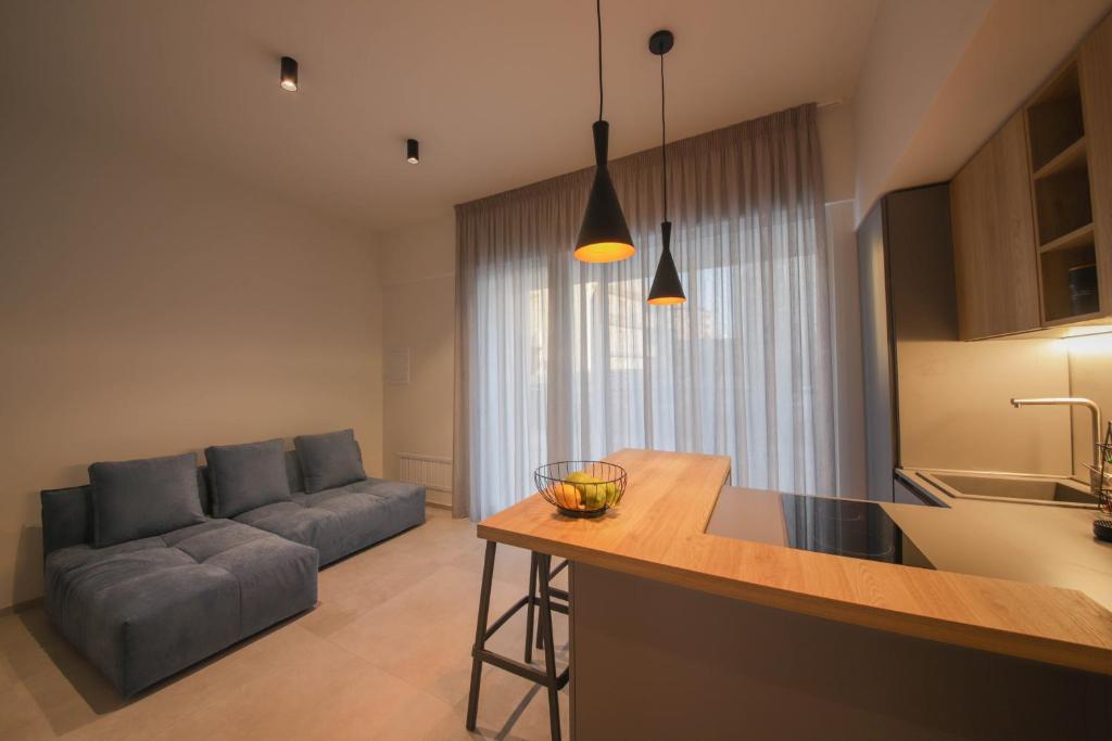 eine Küche und ein Wohnzimmer mit Sofa in der Unterkunft CA VI Loft in Monopoli