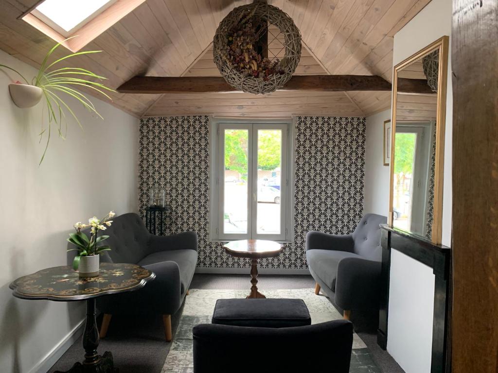 un soggiorno con sedie e un tavolo di Duplex La Maisonnette 1 chambre - parking gratuit a Troyes