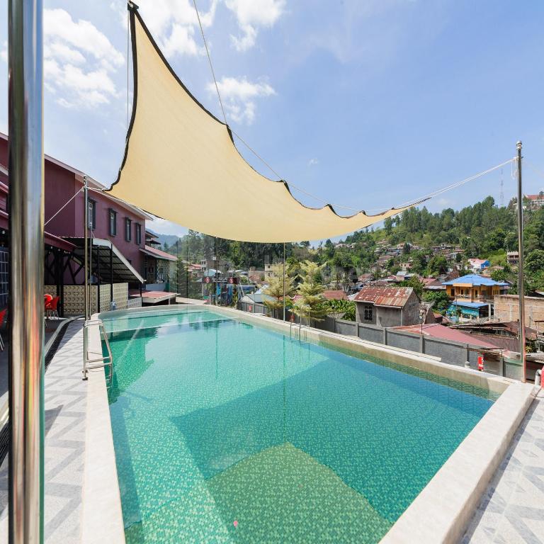Bazén v ubytování Hotel 78 Parapat Mitra RedDoorz nebo v jeho okolí