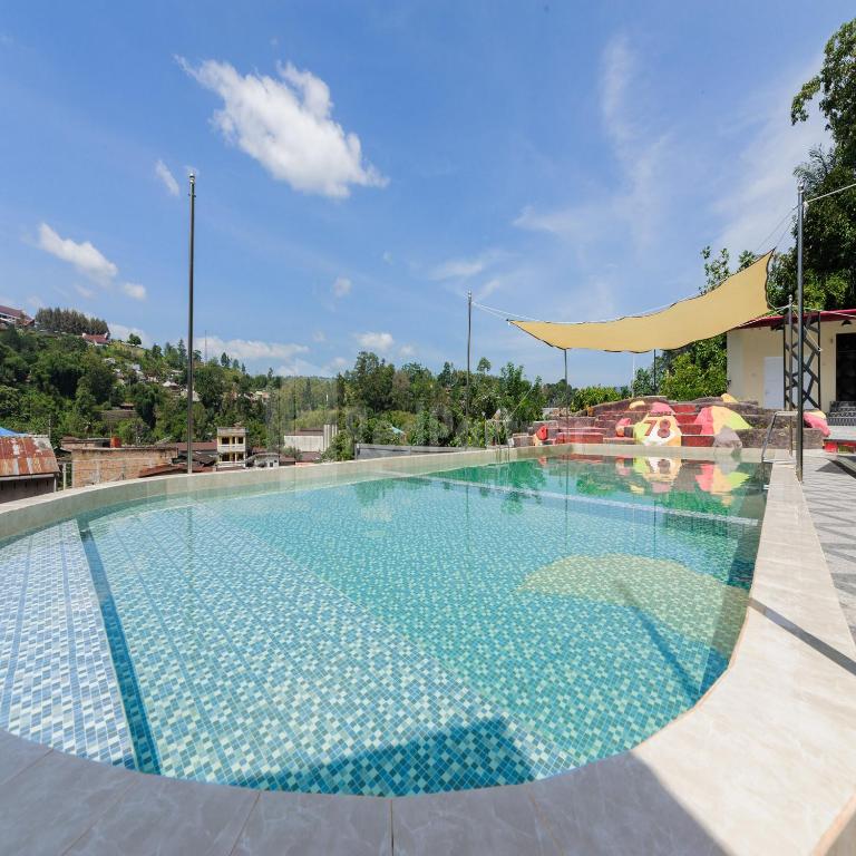 Bazén v ubytování Hotel 78 Parapat Mitra RedDoorz nebo v jeho okolí