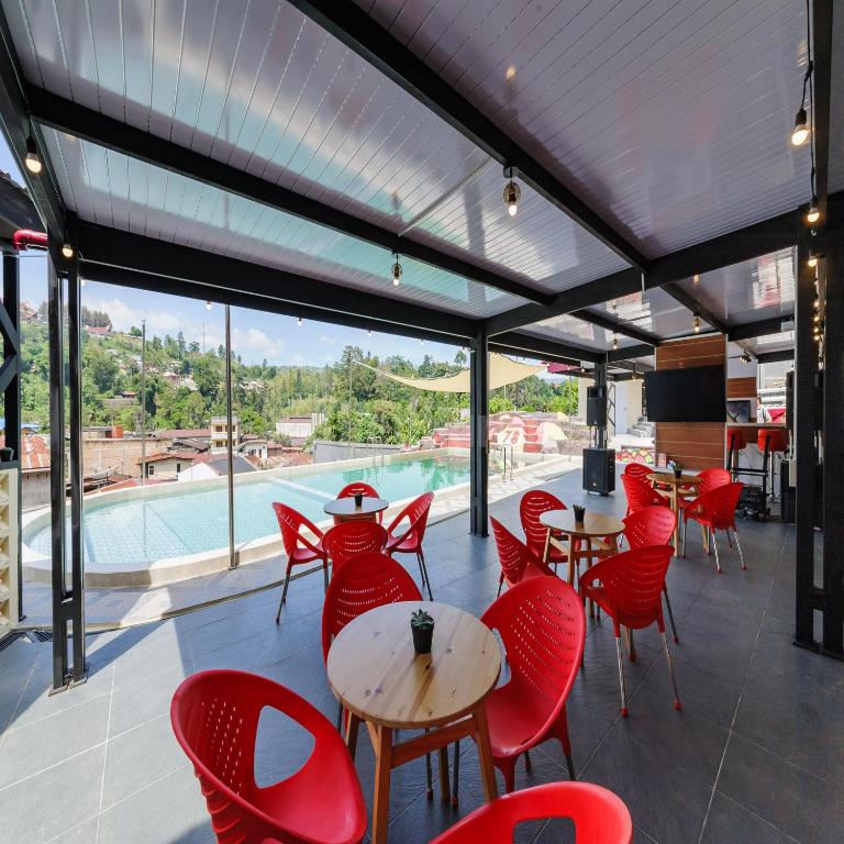 Bazén v ubytování Hotel 78 Parapat Mitra RedDoorz nebo v jeho okolí