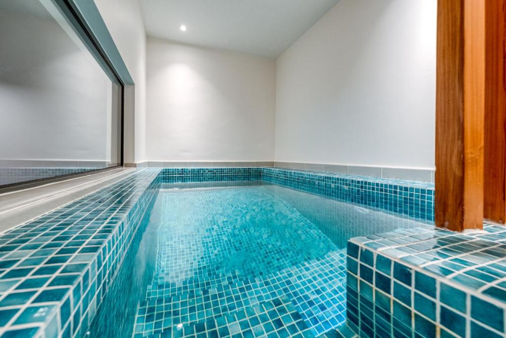 Bazén v ubytování Modern Urban Oasis with Private Plunge Pool nebo v jeho okolí