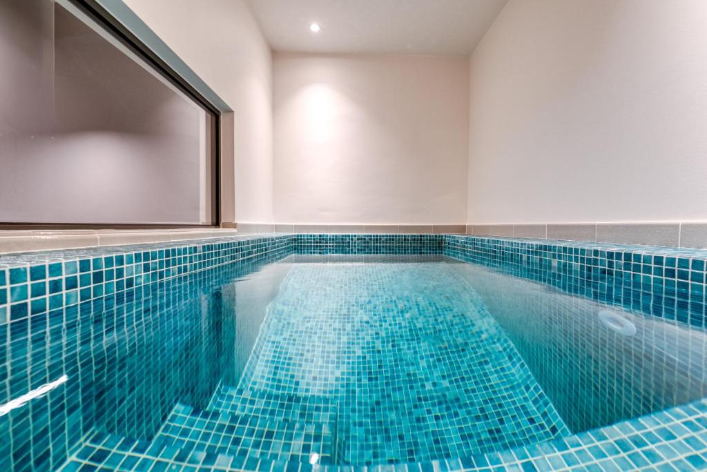 Bazén v ubytování Modern Urban Oasis with Private Plunge Pool nebo v jeho okolí