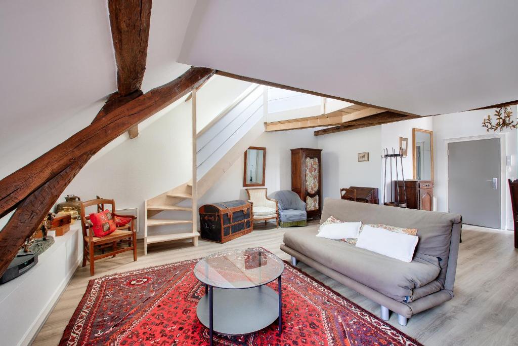 un salon avec un canapé et une table dans l'établissement Nantes Mediathèque, grand T2 sous les toits, à Nantes