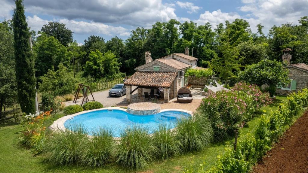 widok na ogród z basenem i placem zabaw w obiekcie Casa Corona w mieście Čubanići