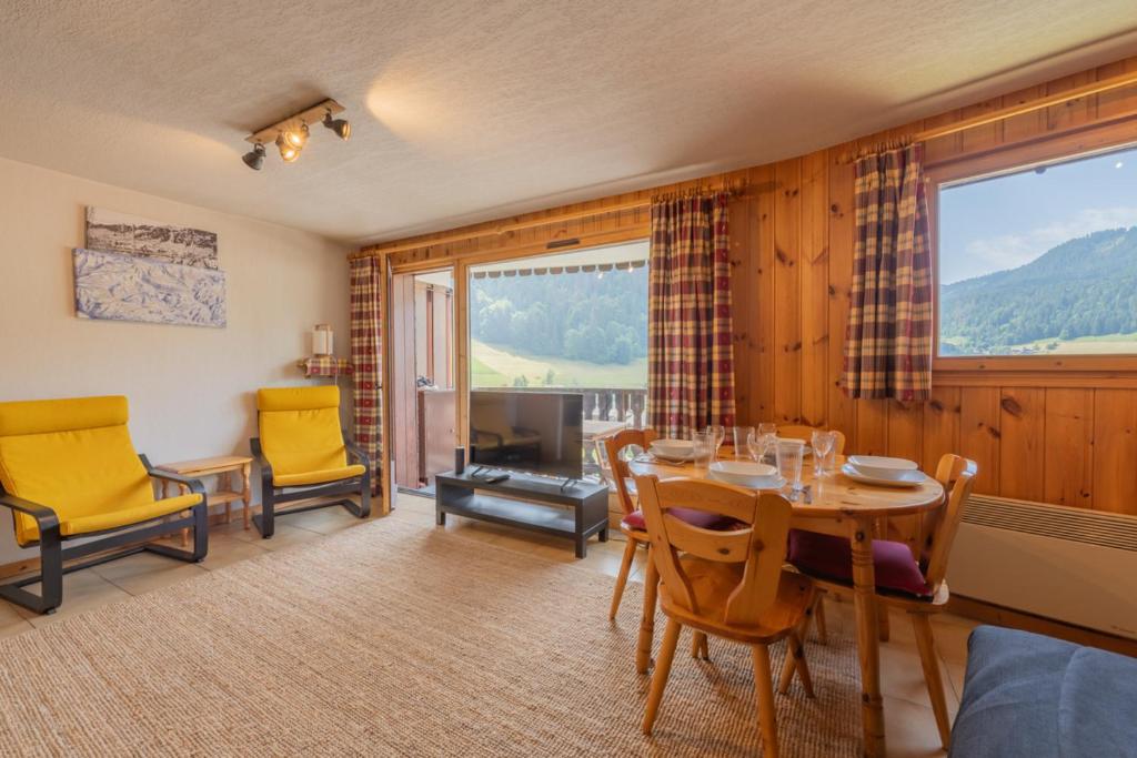 une salle à manger avec une table et des chaises jaunes dans l'établissement Apartment Eterlou - Snow and Trek, à Morzine