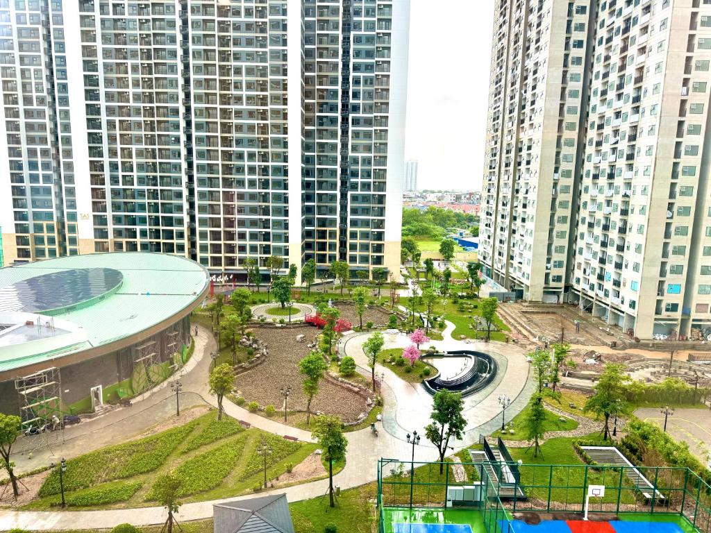een uitzicht op een park in een stad met hoge gebouwen bij AN Homes in Hanoi
