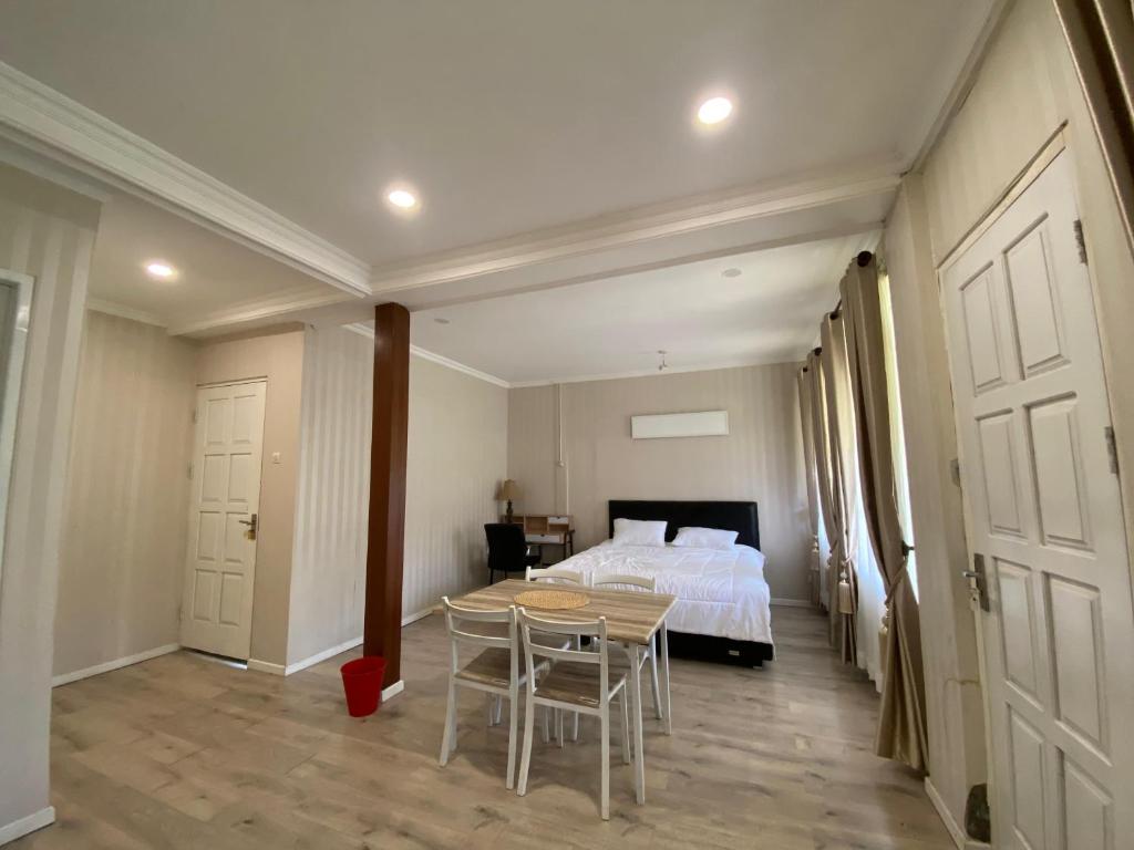 Super Wonderful 5 bedrooms with Bathroom Villa Marion Tomohon - Sala Familiar De Lujo