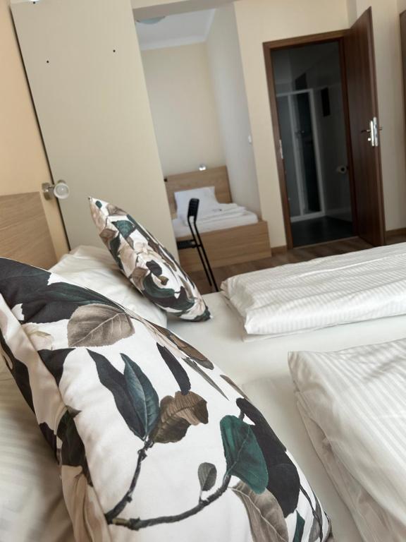 Łóżko lub łóżka w pokoju w obiekcie Hotel & Restaurace Pizzerie Jasany