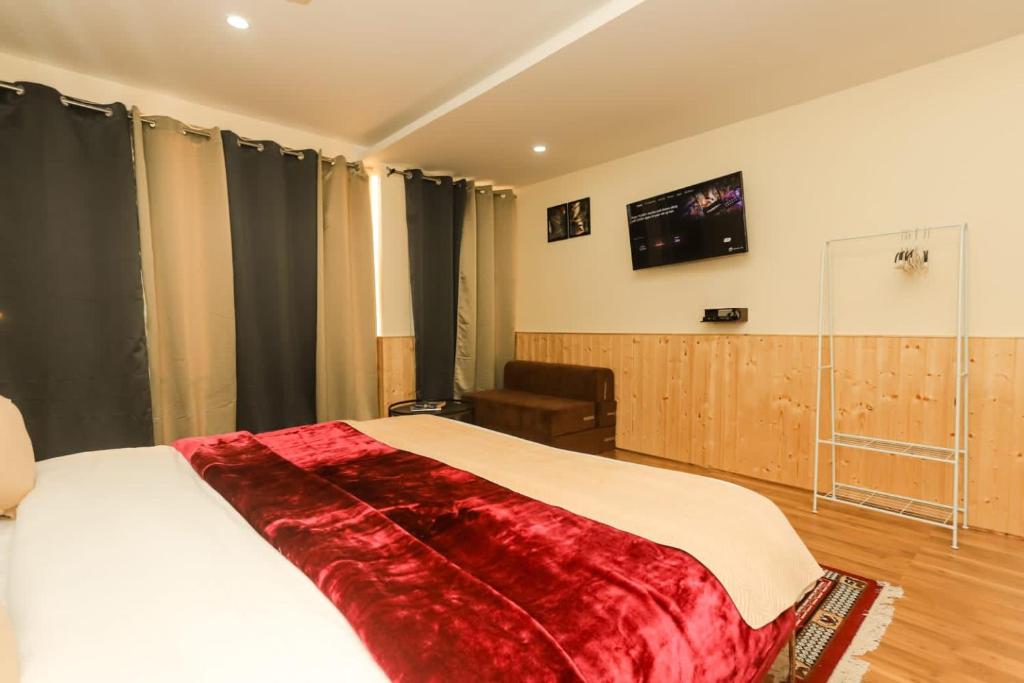 Postel nebo postele na pokoji v ubytování Himalayan Suite