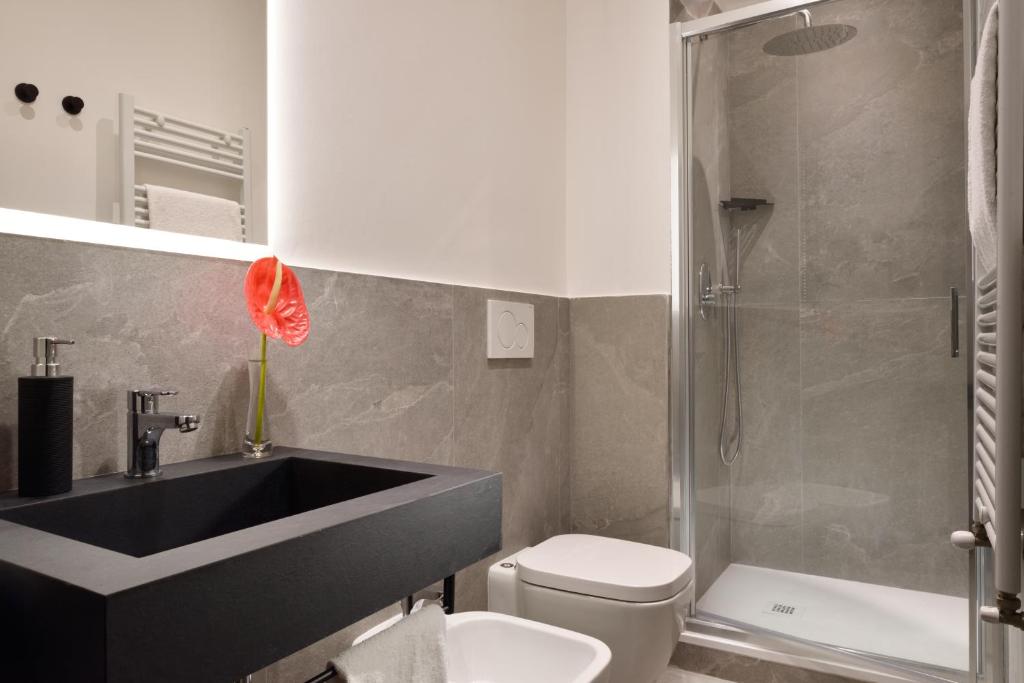 Koupelna v ubytování Essence Hotel