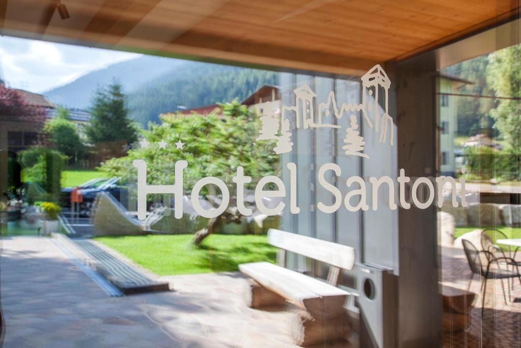 Nespecifikovaný výhled na hory nebo výhled na hory při pohledu z hotelu