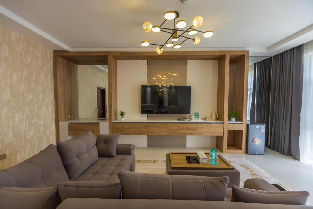 TV a/nebo společenská místnost v ubytování Firdavsi Hotel
