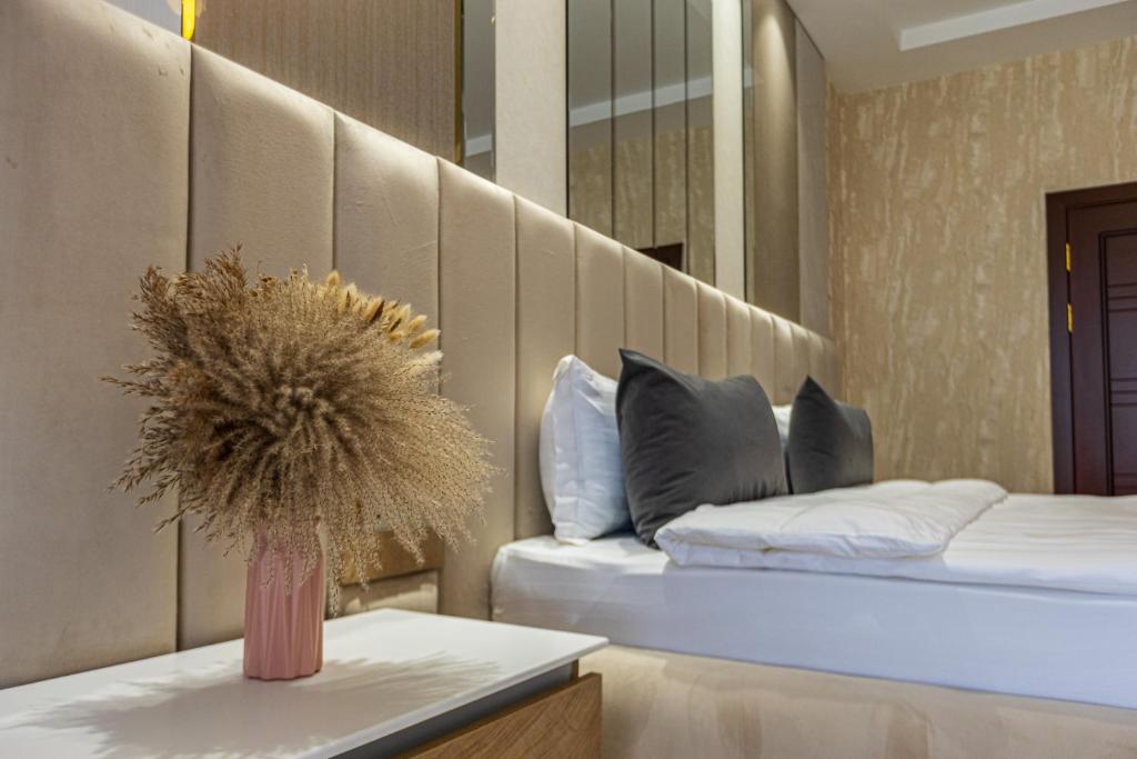 Postel nebo postele na pokoji v ubytování Firdavsi Hotel