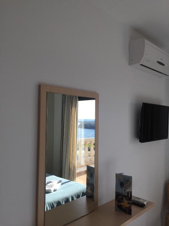 TV a/nebo společenská místnost v ubytování Hostal Sa Prensa
