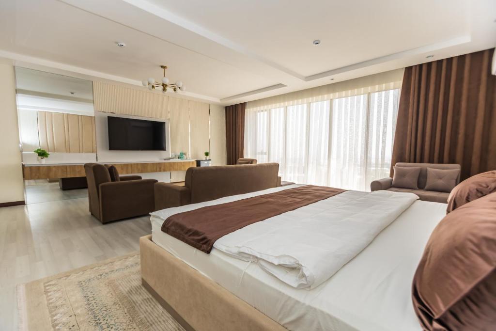 TV a/nebo společenská místnost v ubytování Firdavsi Hotel