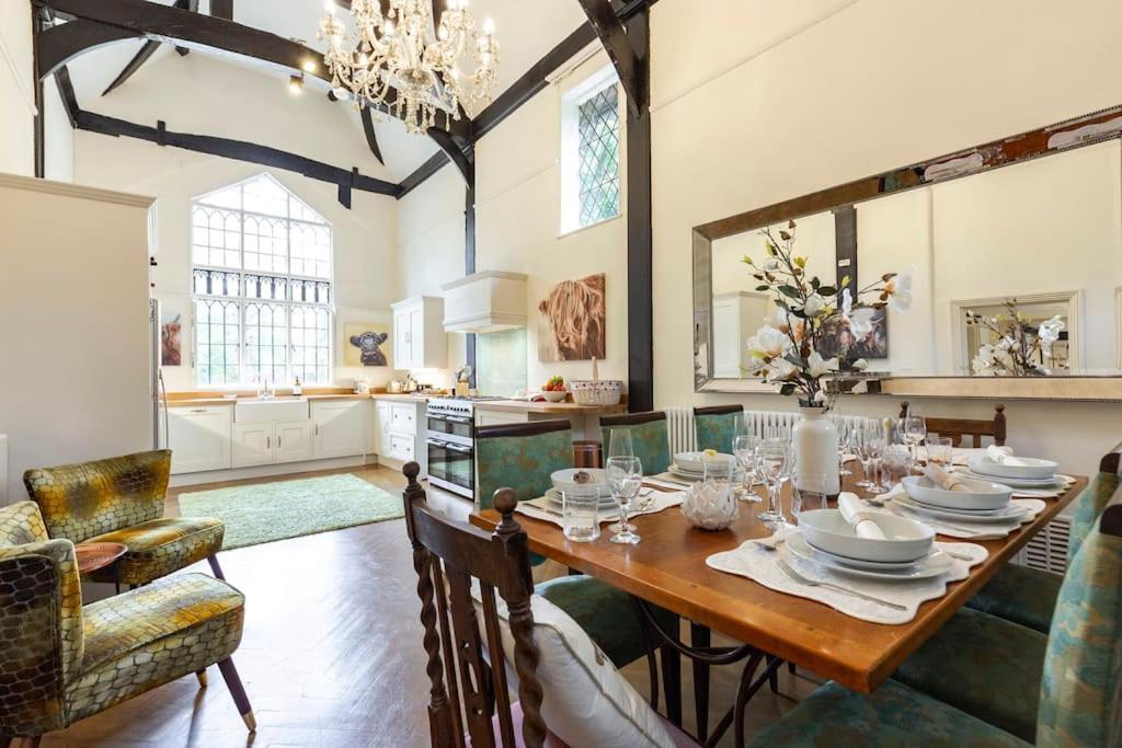 a kitchen and dining room with a table and chairs at Dorney Windsor Legoland 5 Star Stay for upto 14 guests in Dorney