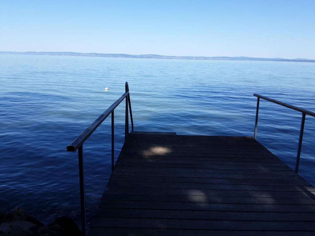 Balatonvilágosi ház a parton 8171 Balatonvilágos, Rákóczi út 14 kép - 1
