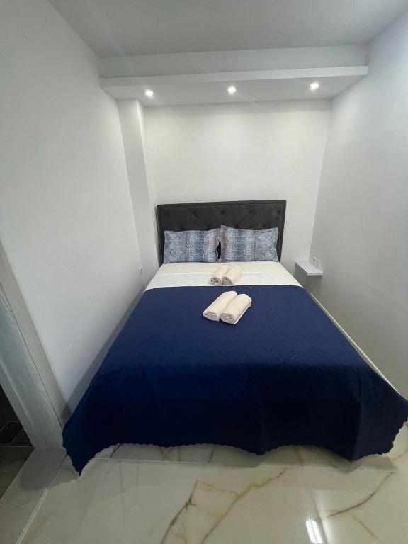 Una cama o camas en una habitación de JS apartmani