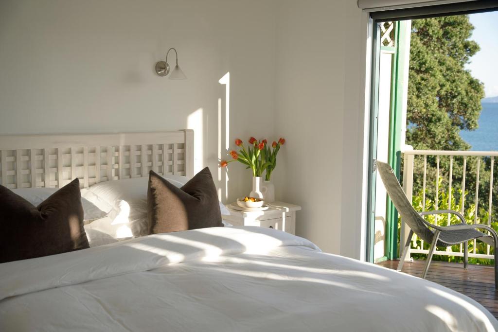 Postel nebo postele na pokoji v ubytování Sunlit Bay Villas