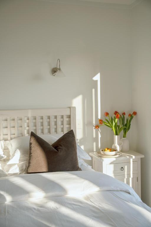 Postel nebo postele na pokoji v ubytování Sunlit Bay Villas