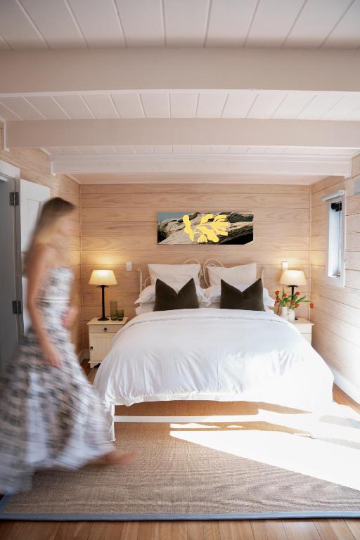 Postel nebo postele na pokoji v ubytování Sunlit Bay Villas