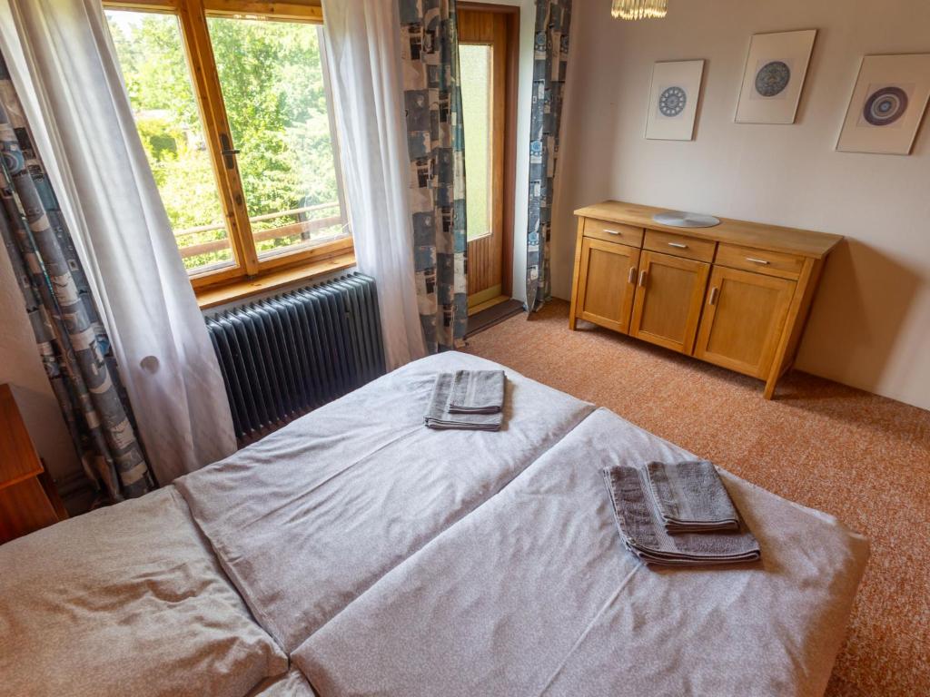 Postel nebo postele na pokoji v ubytování Holiday Home Jestřebice 8 by Interhome