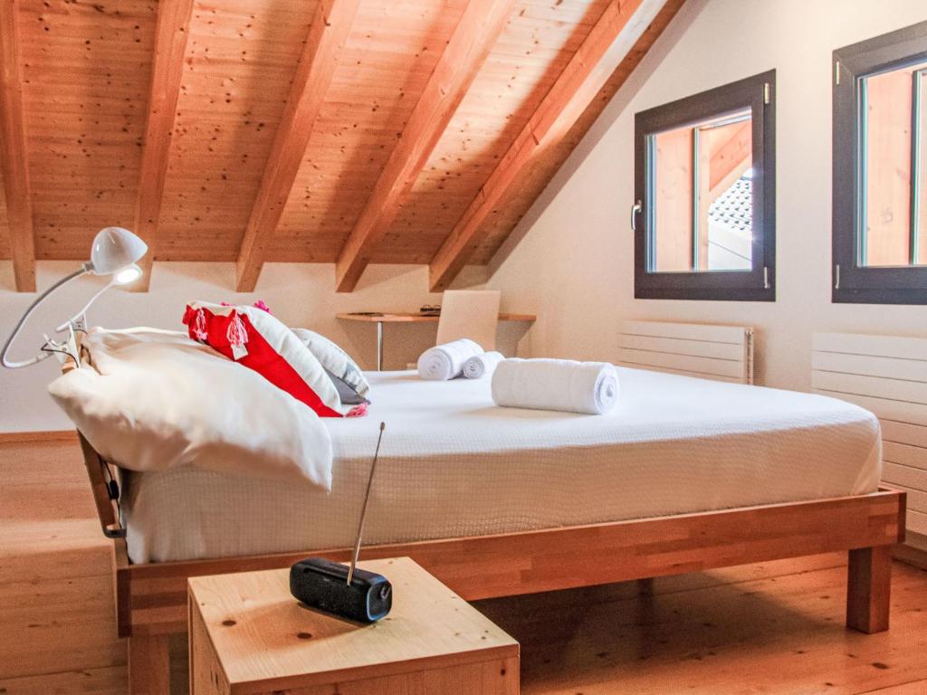 Postel nebo postele na pokoji v ubytování Chalet Le Raccard by Interhome