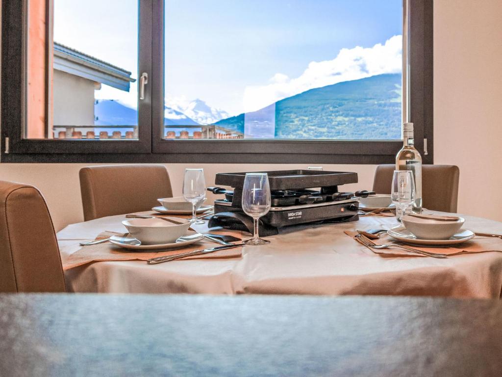 TV a/nebo společenská místnost v ubytování Chalet Le Raccard by Interhome