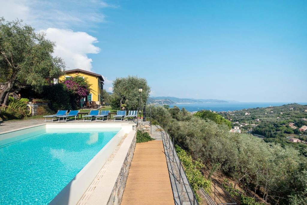 サンタ・マルゲリータ・リグレにあるCasa di Pietraの海の景色を望むスイミングプール(椅子付)