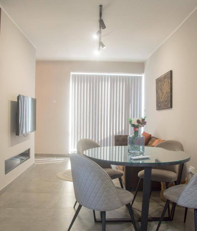TV a/nebo společenská místnost v ubytování Marsaskala Sea View Duplex Penthouse - Mive Properties