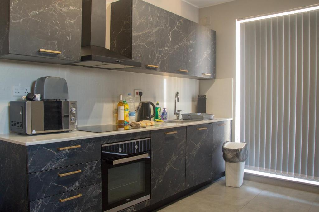 Kuchyň nebo kuchyňský kout v ubytování Marsaskala Sea View Duplex Penthouse - Mive Properties