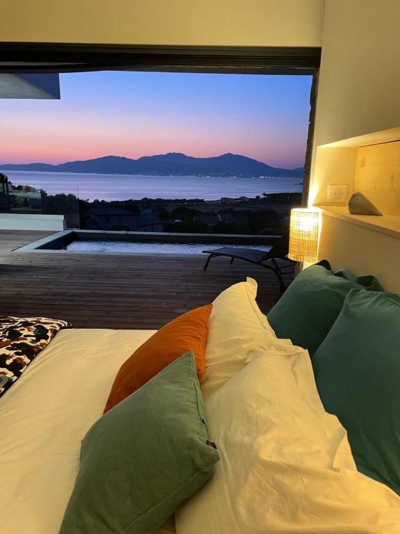 une chambre avec un lit avec vue sur l'océan dans l'établissement Villa vue mer piscine, à Pietrosella