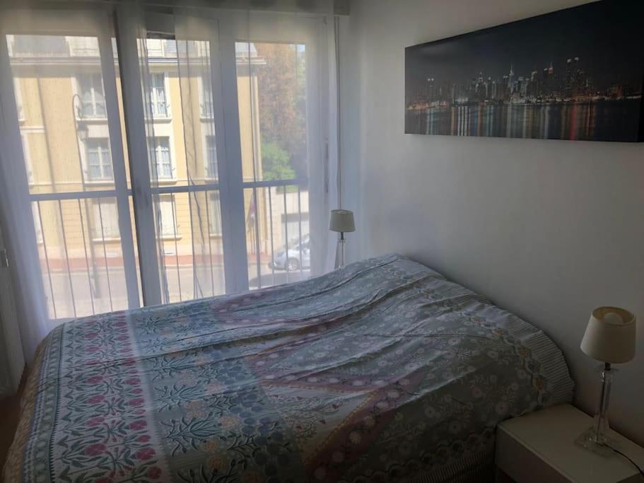 Ένα ή περισσότερα κρεβάτια σε δωμάτιο στο Nice flat St Germain en Laye centre 30 minutes to Paris