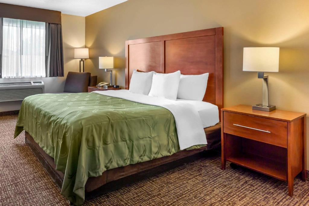 Quality Inn Logan near University - King Room - Accessible / Non-fumeur