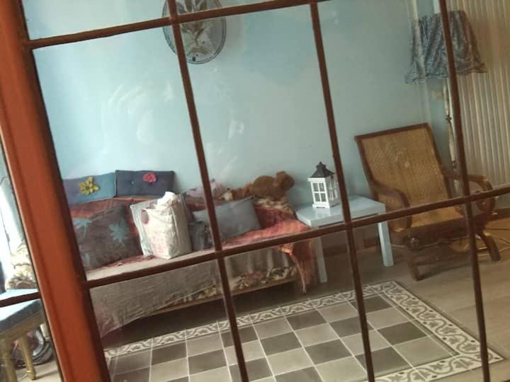 アントワープにあるArtistic appartment near downtown & railwaystationの棚付きの部屋