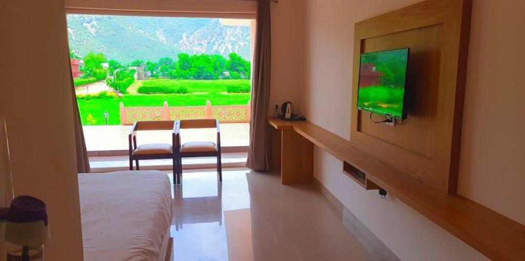 TV a/nebo společenská místnost v ubytování Dhawala Resort By Aamod