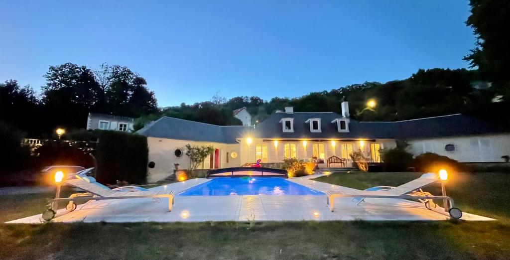 une maison avec piscine la nuit dans l'établissement La Villa Martinière, à Bièvres