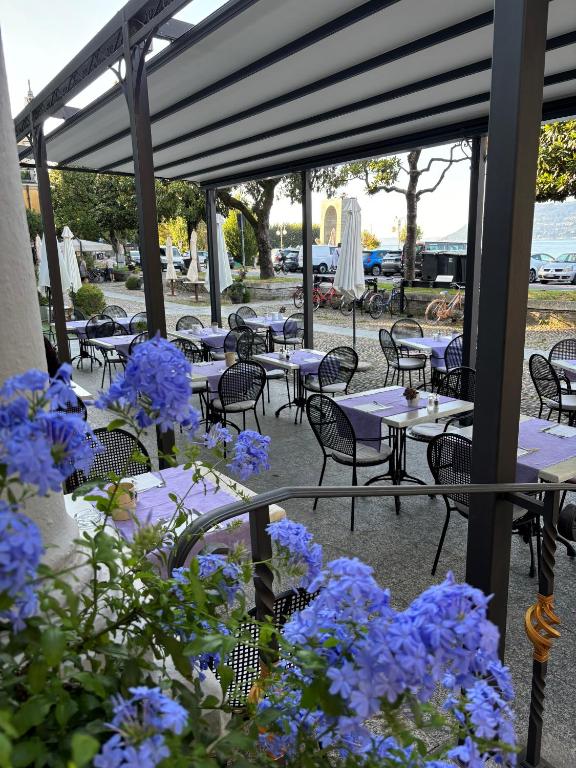 Un restaurante u otro lugar para comer en Albergo Pesce D'oro