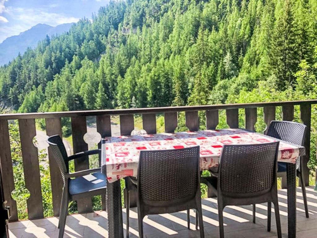 une table et des chaises sur un balcon avec vue dans l'établissement Apartment la rochaille by Interhome, à Uvernet