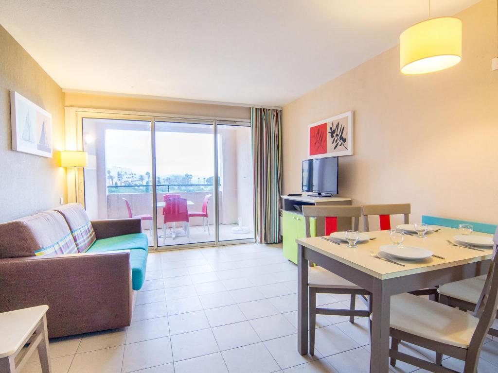 - un salon avec une table et un canapé dans l'établissement Apartment Les Marines-8 by Interhome, à La Foux