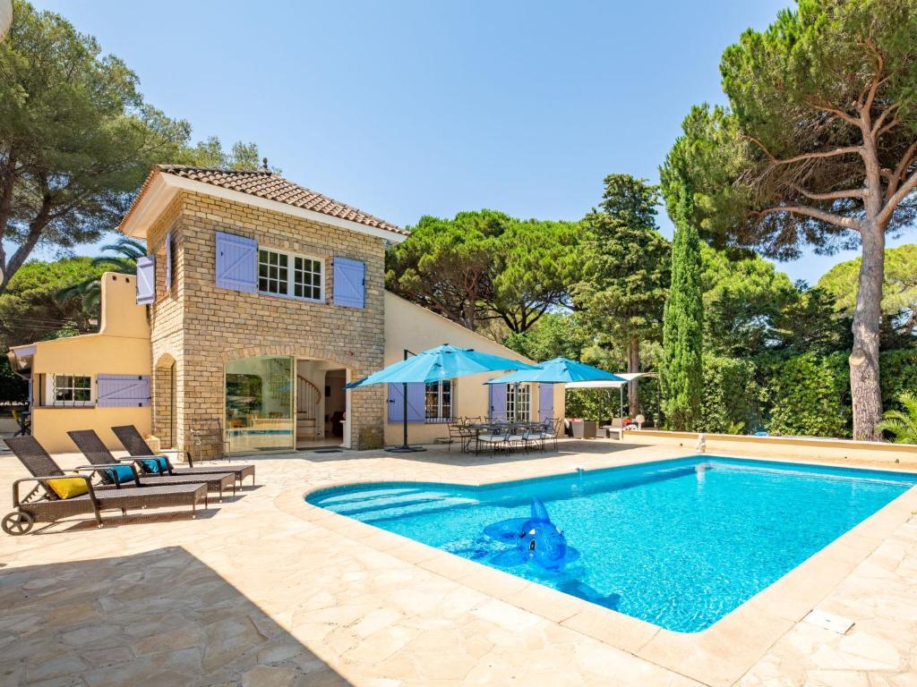 ein Swimmingpool vor einem Haus in der Unterkunft Villa Ohana by Interhome in Sainte-Maxime